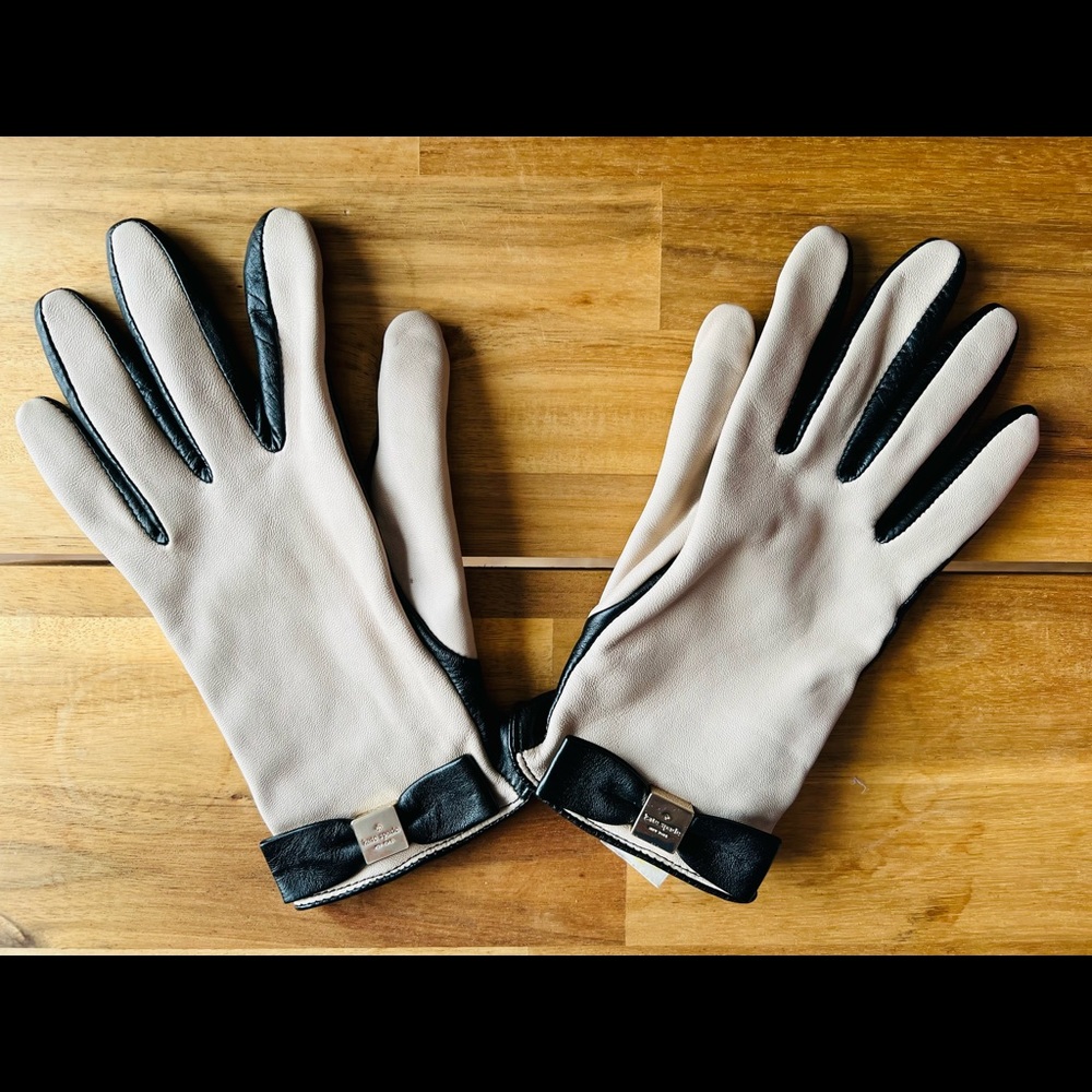 Kate Spade logo bow two-tone leather gloves, deco beige/black. Tech friendly!